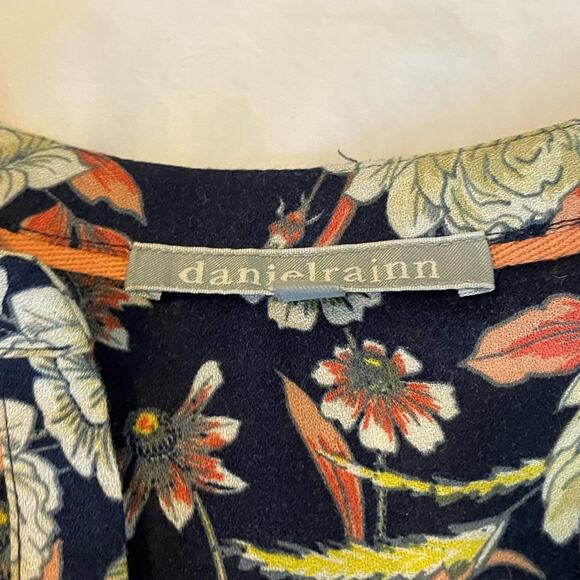 Daniel Rainn flowy 3/4 sleeve blouse size XS Navy floral - Picture 3 of 5
